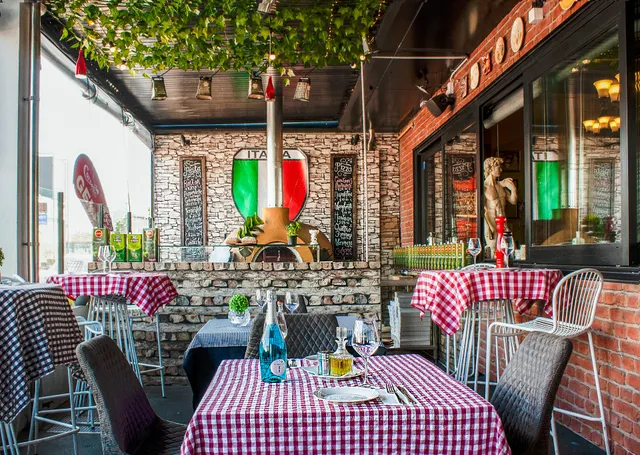 Giovanni's Restaurant & Bar