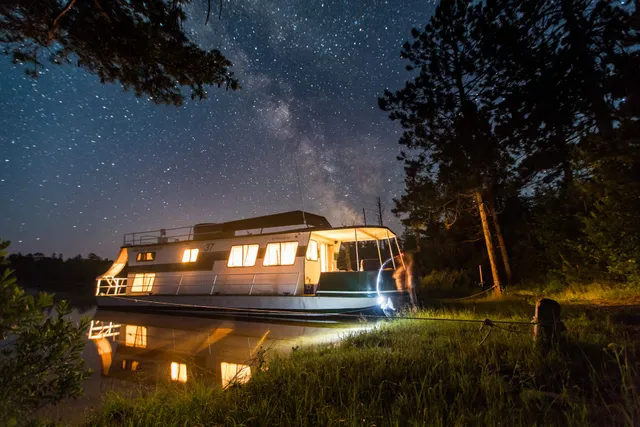 Rainy Lake Houseboats