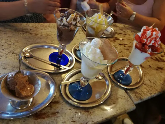 Francesco Sicilia Eiscafé Carlo