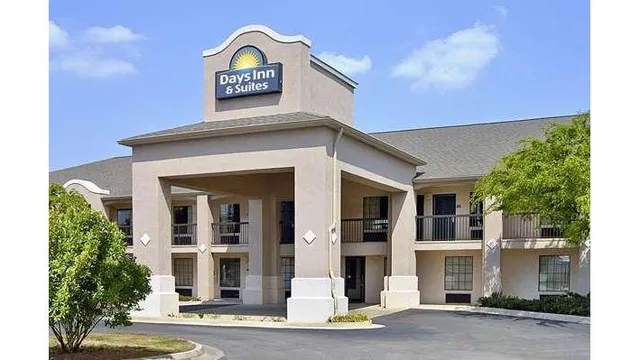 Days Inn & Suites by Wyndham Fort Valley