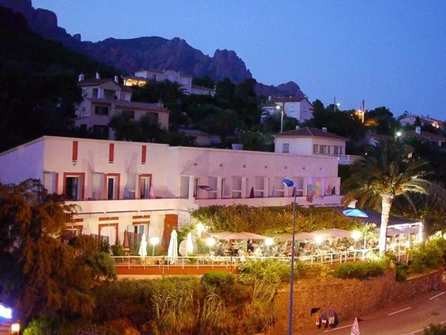 Logis Hôtel les Flots Bleus