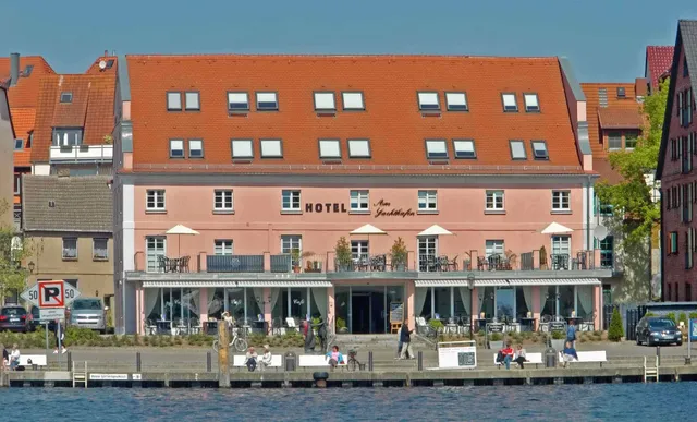 Hotel "Am Yachthafen"