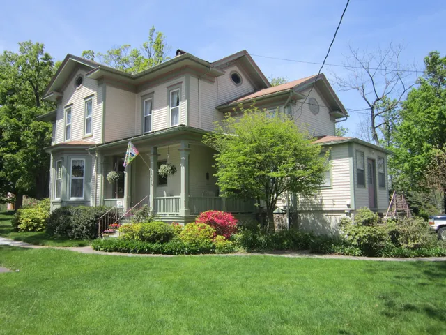 Carriage House Inn Bed & Breakfast