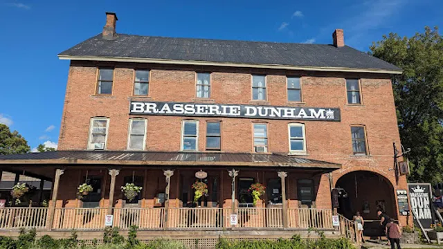 Brasserie Dunham / Pub & Boutique