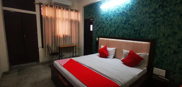 OYO 48902 The White Villa