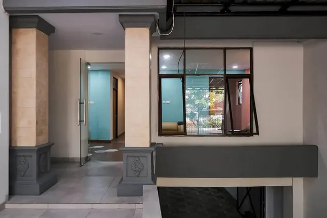 RedDoorz Plus near Taman Anggrek Mall