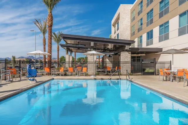 Holiday Inn Express & Suites Lake Havasu - London Bridge by IHG
