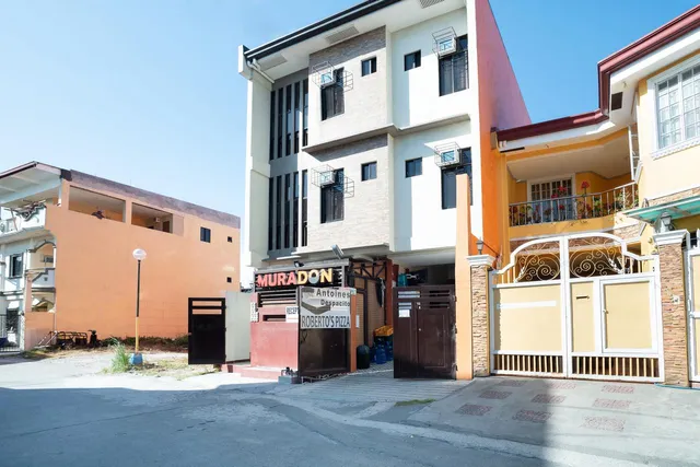 OYO 164 Antoine's Despacito