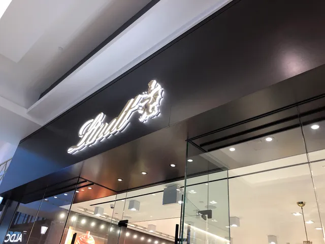 Lindt Chocolate Shop - Carrefour Laval
