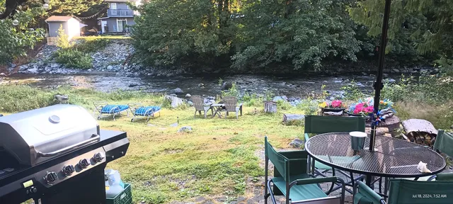 The Knotty Glamping Cabin on Canyon Creek