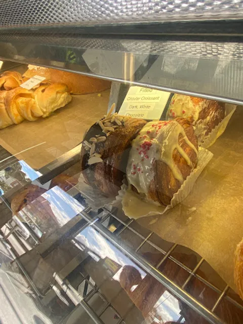 Petit Four Hot Bread Shop