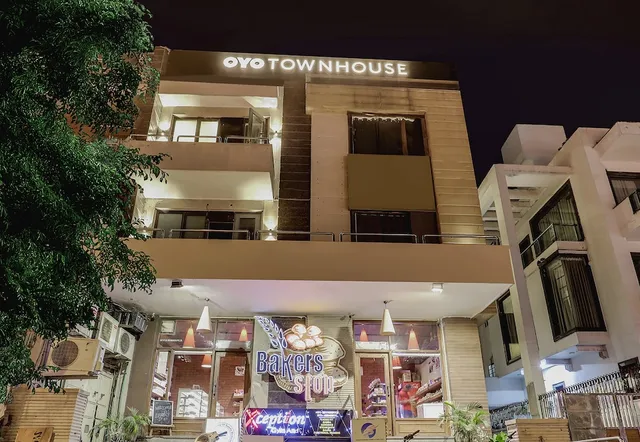 Super OYO Townhouse 281 Harsh Vihar. Near M2K Cinemas Rohini