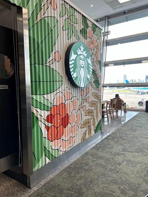 Starbucks Coffee (primer piso)