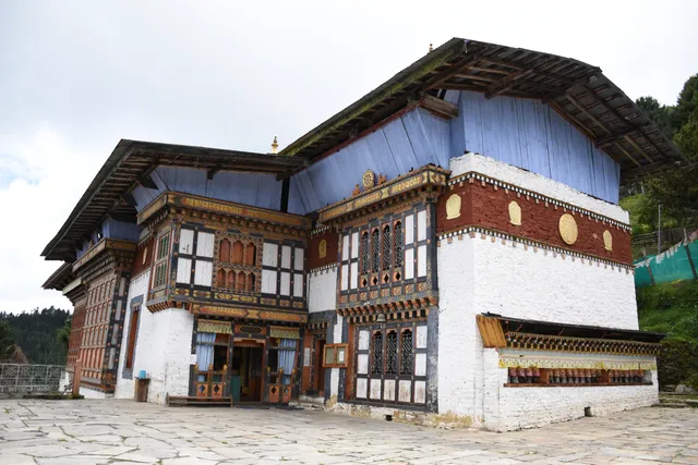 Tharpaling Monastery ཐར་པ་གླིང་ལྷ་ཁང་།