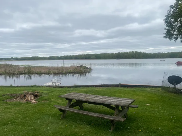 Ron’s Quality Waterfront Cottages