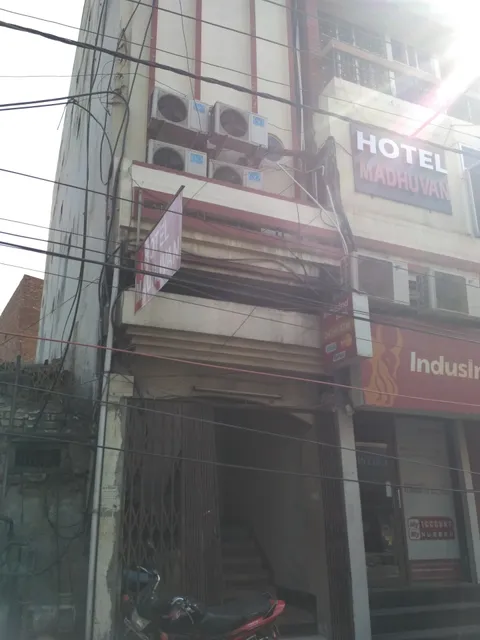 SPOT ON 72939 Hotel Madhuvan