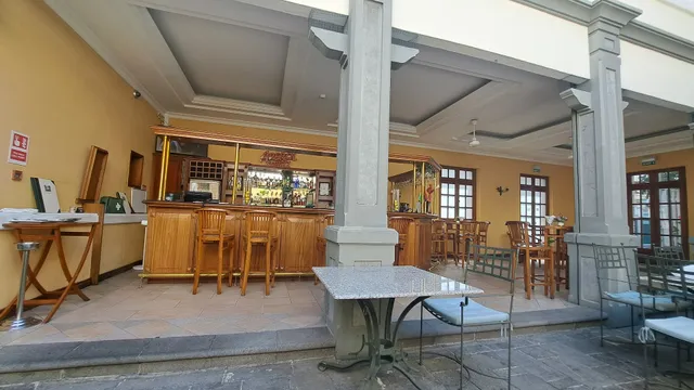 Le Courtyard Restaurant