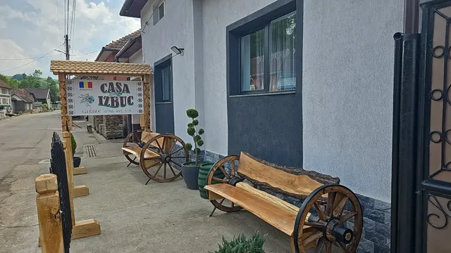 Casa Izbuc ( lângă Manastirea Izbuc )