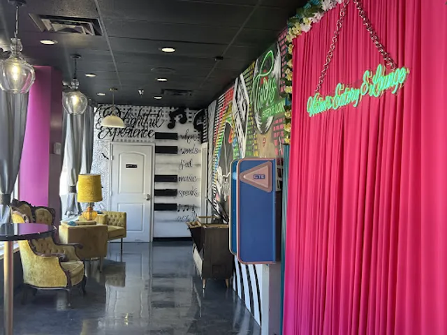 VISIONS EATERY & LOUNGE