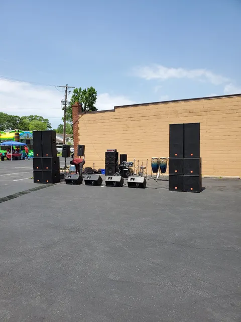 Dee's Famous Cuts Barber shop