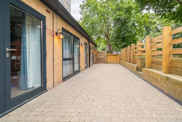 Pelican London Hotel & Residence