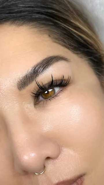 look at me (Lash Extensions and Russian Manicure)