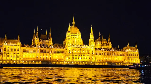 Legenda City Cruises