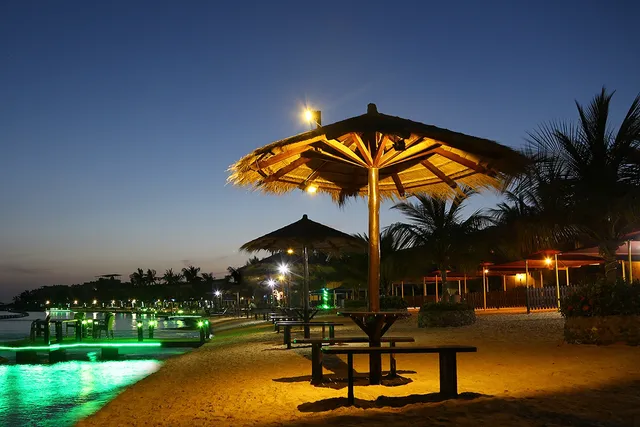 منتجع شاطئ المخمل