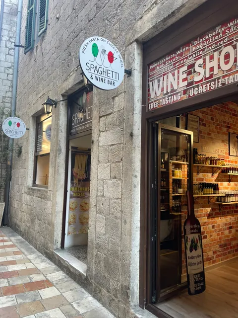 SPAGHETTI & WINE BAR