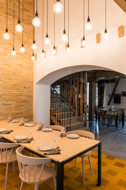 Restaurante "Entre Máquinas" by La Fábrica del Canal