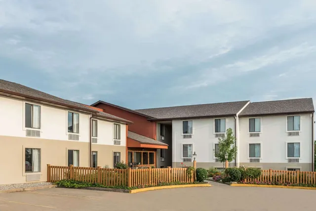 Super 8 by Wyndham Columbia Clark Lane