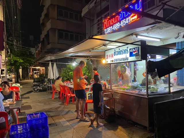 Tee Restaurant ChareonNakorn 32