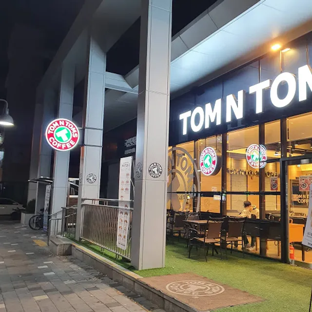 Tom N Toms Coffee