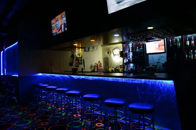 SAFARI SPORTS LOUNGE