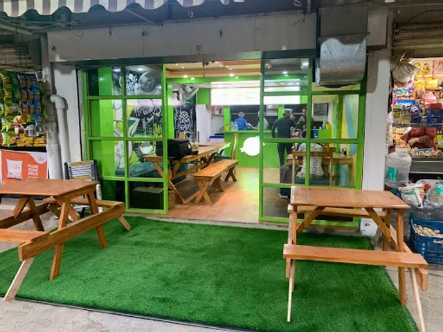 Squirrell The Food Hive