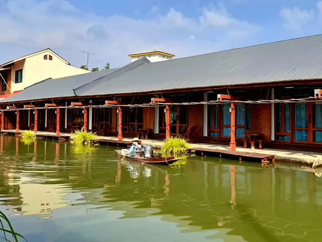 Chotika Riverfront (เรือนไม้ริมน้ำโชติกา)
