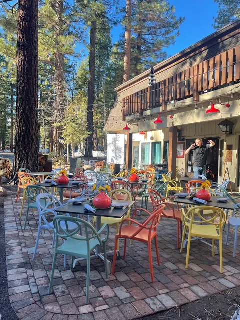 FUMO Cafe, Eatery & Bar