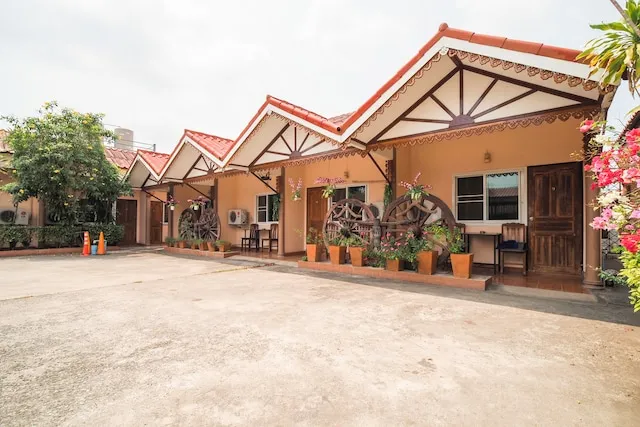 OYO 654 Samanmit Inn Hotel