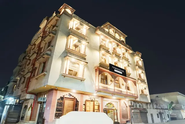 Collection O Gangapole Amer Road