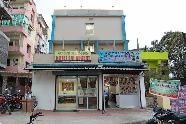 OYO 27982 Hotel Sairegent