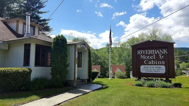 Riverbank Motel & Cabins