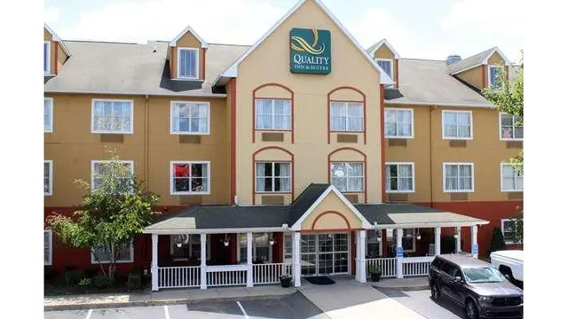 Quality Inn & Suites Cincinnati Sharonville