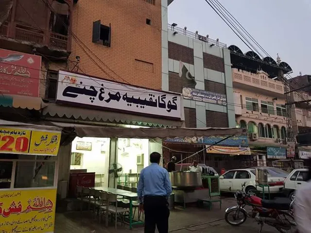 Goga Naqibia Murgh Chanay - Model Town