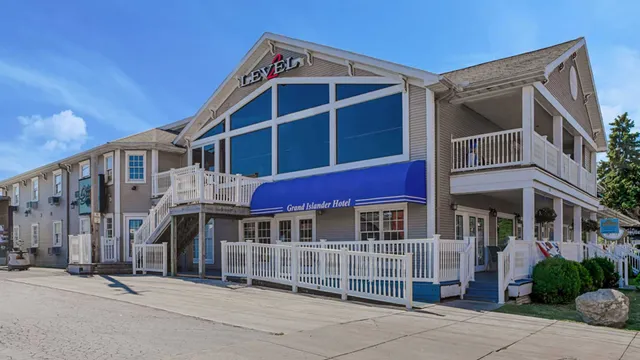 Grand Islander Hotel