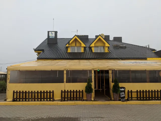 Geltona, Kavinė-Motelis