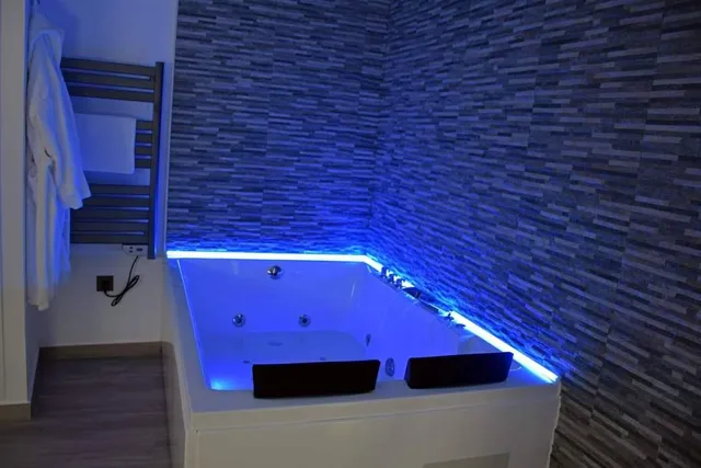 Alojamientos Lola. Suites con jacuzzi