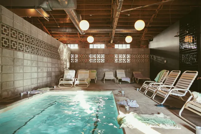 Holiday Salon & Bathhouse