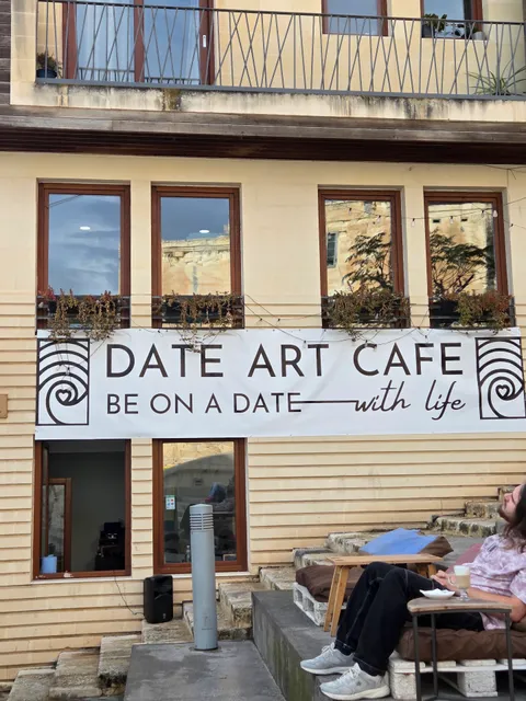DATE (Art Café)