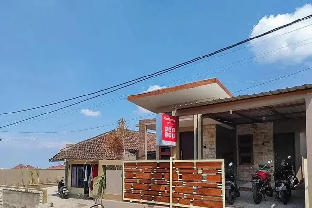 RedDoorz near BNS Batu