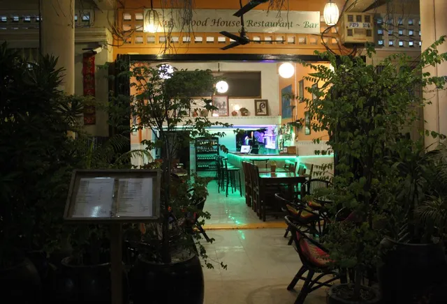 WoodHouse Restaurant and Bar